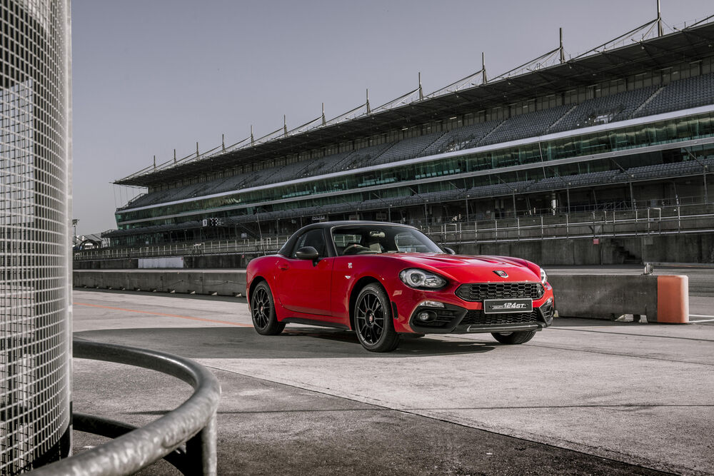 Обои для рабочего стола Красный спортивный Abarth на треке
