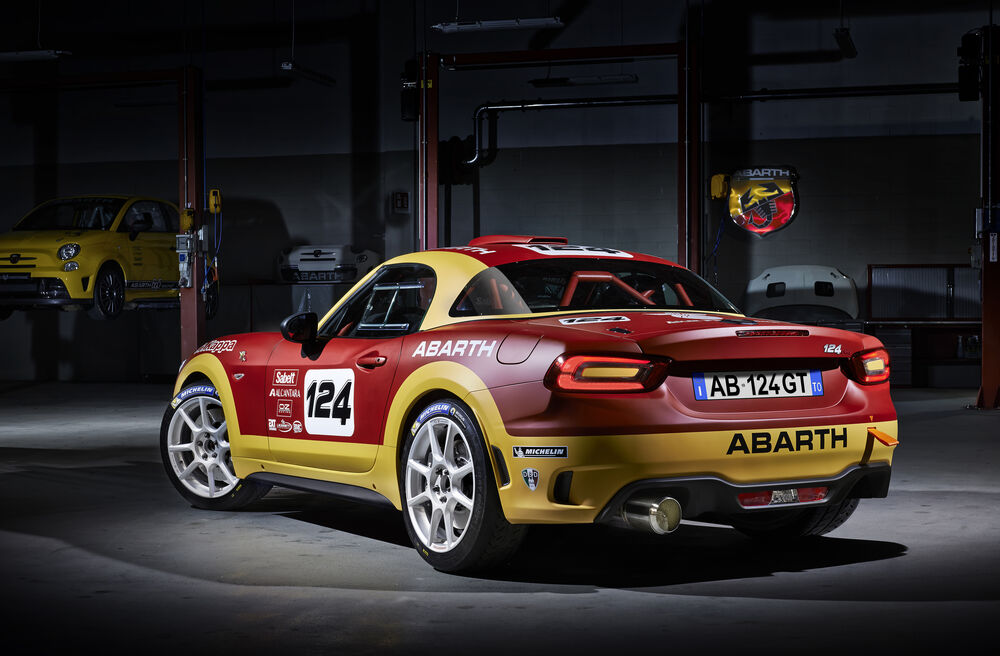 Обои для рабочего стола Спортивное купе Abarth в гараже