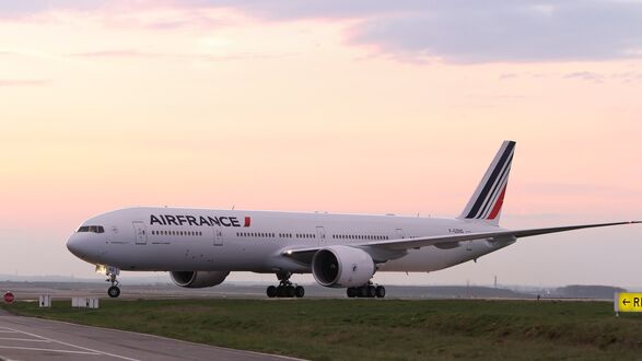 Обои на рабочий стол Боинг французской компании выруливает на взлет (airfrance)