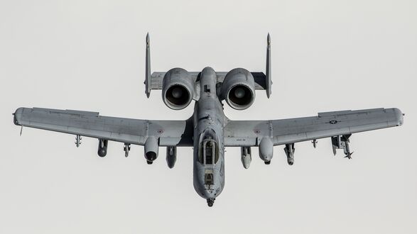 Обои на рабочий стол Самолет Fairchild-Republic A-10 Thunderbolt II, прозвище — Warthog, рус. «Бородавочник») в небе