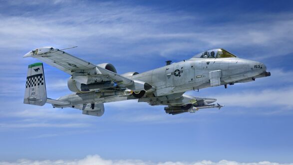 Обои на рабочий стол Самолет Fairchild-Republic A-10 Thunderbolt II в небе вид сбоку