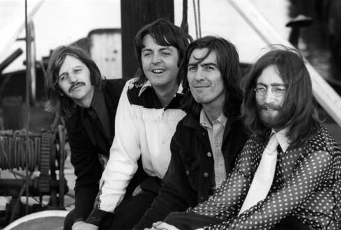 Обои на рабочий стол Группа The Beatles улыбаются сидя