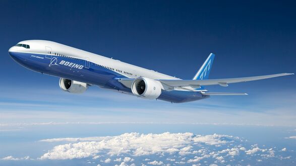 Обои на рабочий стол Boeing 777 над облаками