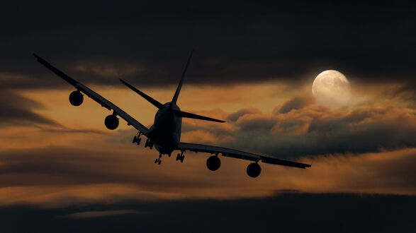 Обои на рабочий стол Boeing 747 разворачивается в ночном небе