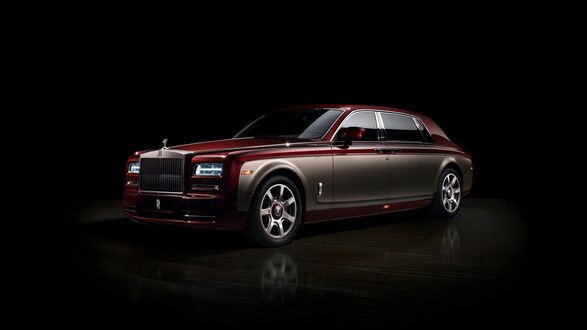 Обои на рабочий стол Красный Rolls Royce на черном фоне