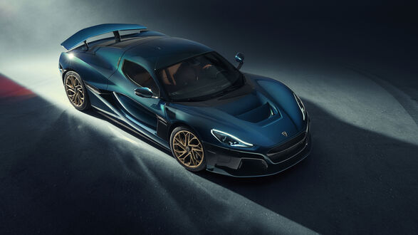 Обои на рабочий стол Rimac Nevera, в редком синем цвете, на золотых дисках, вид сверху