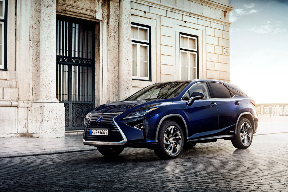 Обои для рабочего стола Lexus RX, темно синего цвета у ворот здания