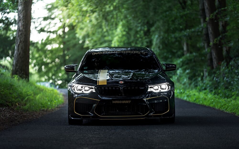 Обои для рабочего стола Черная BMW Alpina в тюнинге от MANHART стоит посреди дороги