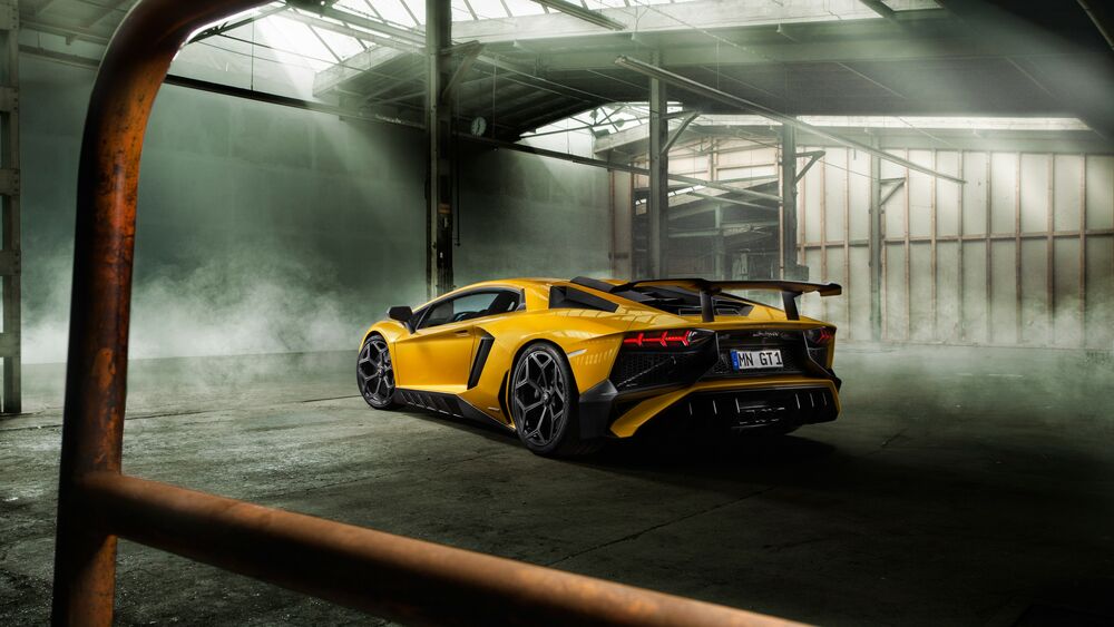 Обои для рабочего стола Lamborghini Aventador Superveloce на дисках Vossen, желтого цвета, стоит в ангаре