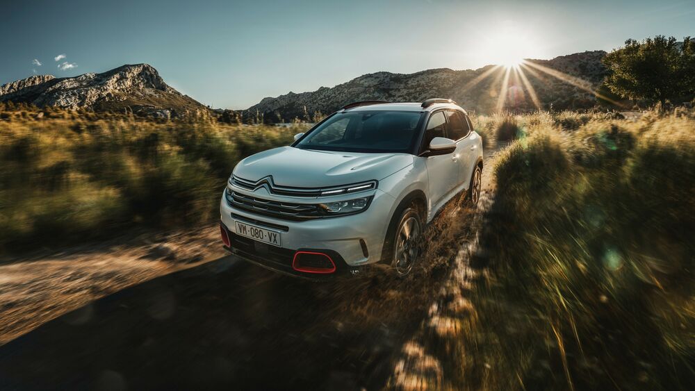Обои для рабочего стола Citroen C5 Aircross 2018 года, мчится среди горной местности