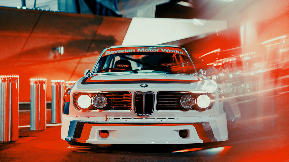 Обои для рабочего стола BMW E9 F8, белого цвета, на красном фоне