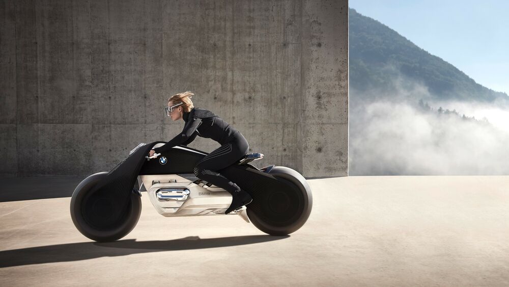 Обои для рабочего стола BMW Motorrad Vision, концепт байк, девушка за рулем байка в пустыне у стены