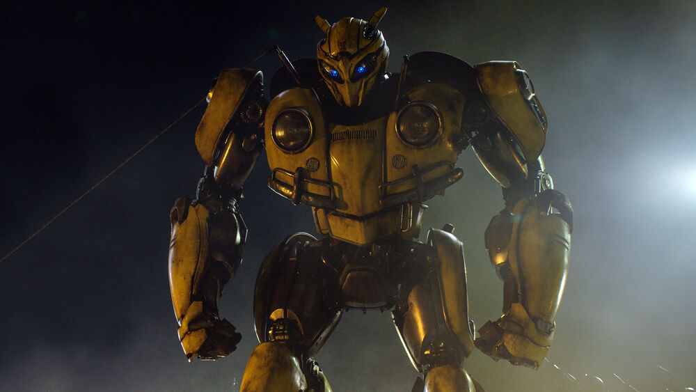 Обои для рабочего стола Bumblebee / Бамблби из фильма Transformers -The Last Knight / Трансформеры - Последний рыцарь на в дыму на фоне прожектора ночью