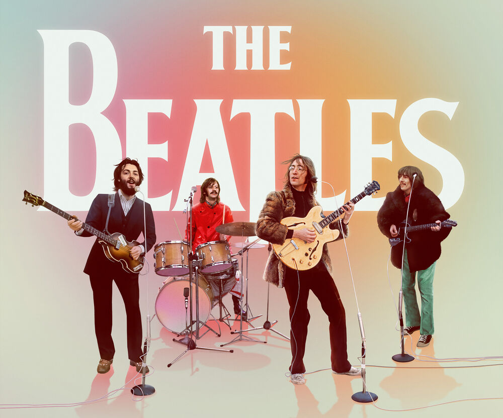 Обои для рабочего стола Группа The Beatles позирует на фоне своего логотипа