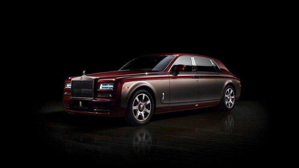 Обои для рабочего стола Красный Rolls Royce на черном фоне