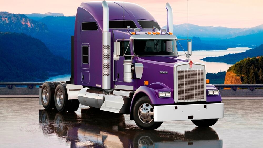 Обои для рабочего стола Фиолетовый грузовик Kenworth стоит на мокром мосту на фоне гор