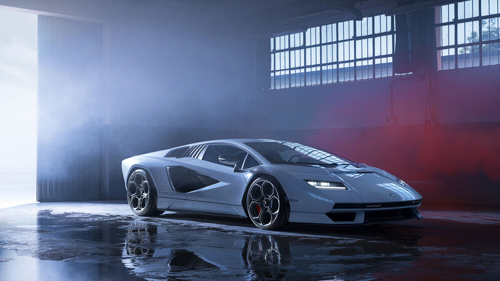 Обои для рабочего стола Lamborghini Countach LPI белого цвета, стоит в ангаре