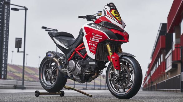 Обои на рабочий стол Ducatti Multistrada, красного цвета, стоит на треке