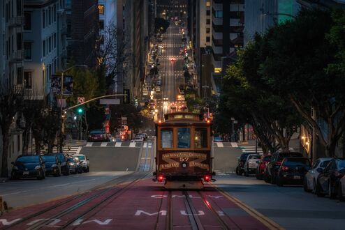 Обои на рабочий стол Трамвай на вечерней улице Сан-франциско / San Francisco, Калифорния / California
