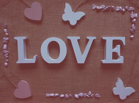 Обои на рабочий стол Сердечки, бабочки и надпись LOVE / любовь на тканевой поверхности