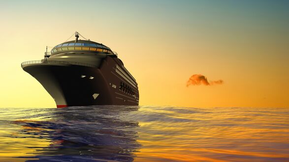 Обои на рабочий стол Круизный лайнер в море