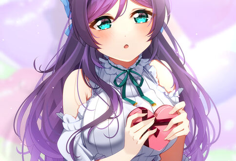 Обои на рабочий стол Toujou Nozomi / Нодзоми Тодзе из аниме Love Live / Живая любовь! держит в руках розовое сердце