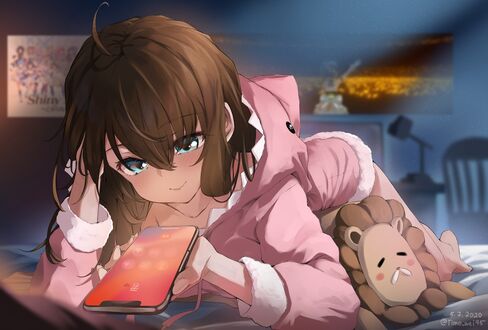 Обои на рабочий стол Natsuiro Matsuri Virtual Youtuber / Виртуальный Ютубер на постели, держит в руке телефон