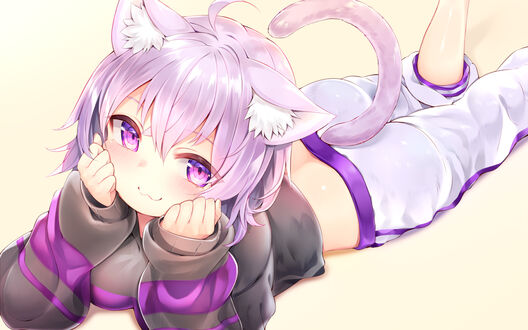 Обои на рабочий стол Okayu Nekomata / Окаю Нэкомата с кошачьими ушками и хвостом-Virtual Youtuber / Виртуальный Ютубер, персонаж из аниме Holo no Graffiti / Граффити Холо лежит на животе в постели