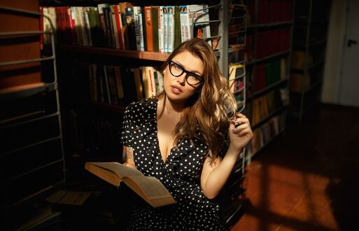 Обои на рабочий стол Модель Анастасия Степа в очках с книгой в руке в библиотеки