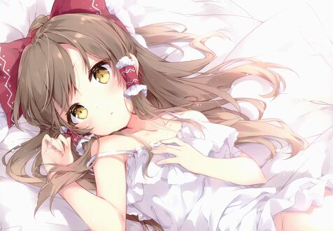 Обои на рабочий стол Hakurei Reimu / Хакурей Рейму в белом платье лежит на кровати, персонаж из серии компьютерных игр Touhou Project / Проект «Восток»