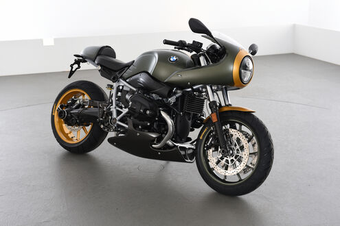 Обои на рабочий стол BMW R nineT Racer Bike стоит на сером полу