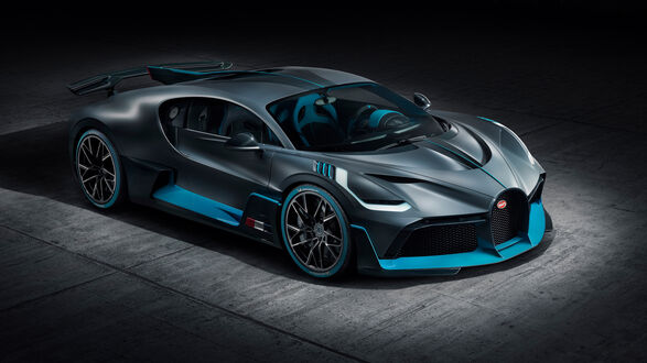 Обои на рабочий стол Bugatti Divo Car In black background на парковке