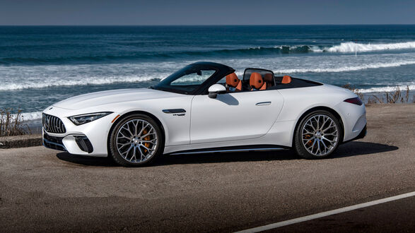 Обои на рабочий стол Белый Mercedes-AMG SL на дороге на фоне моря