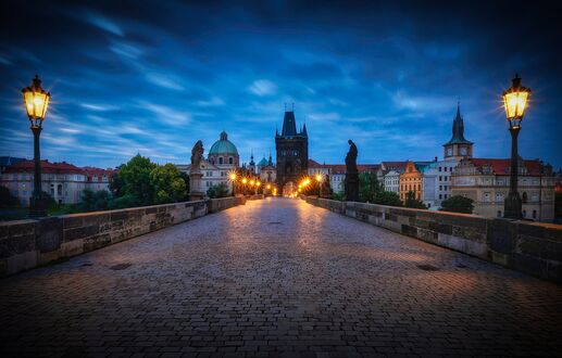 Обои на рабочий стол Карлов мост, Прага, Чехия / Charles Bridge, Vltava, Prague, Czech Republic в сумерках с включенными фонарями
