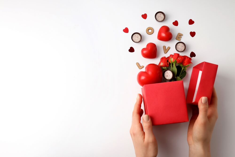 Обои для рабочего стола Сердечки и буквы вылетают из красной коробки (Love) на белом фоне