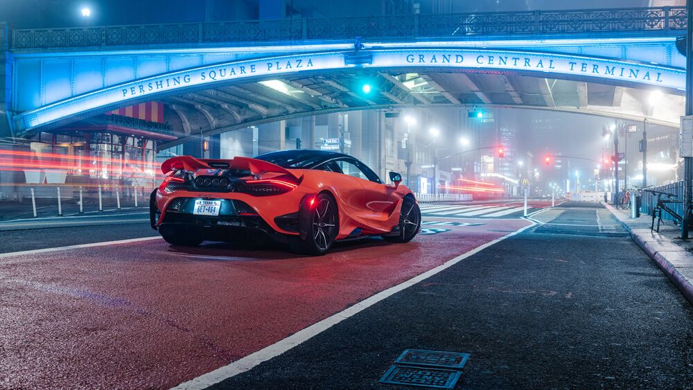 Обои для рабочего стола Mclaren 765LT, красного цвета, стоит под мостом ночного города