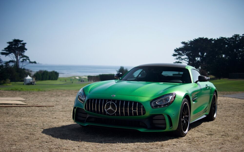 Обои для рабочего стола Автомобиль Mercedes-Benz AMG GT R зеленого цвета, стоит на пожухлой траве