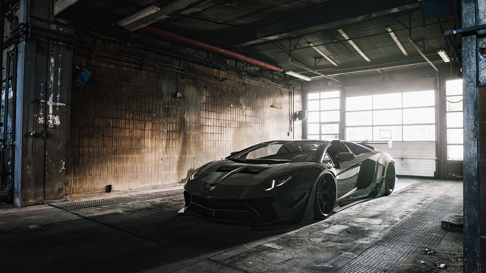 Обои для рабочего стола Lamborghini Aventador S Roadster черного цвета в заброшенном гараже