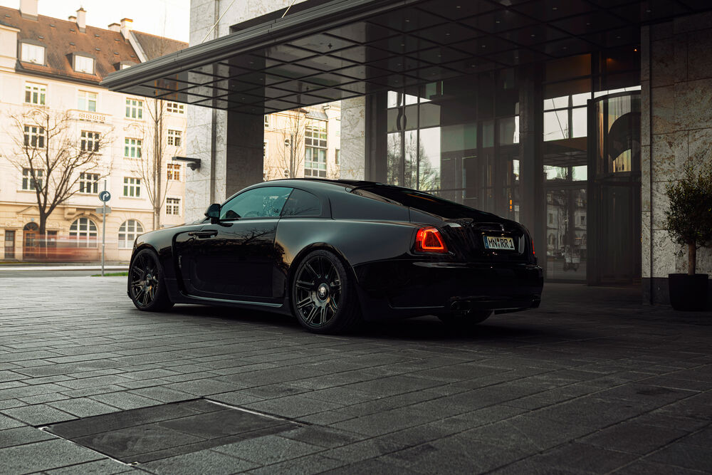 Обои для рабочего стола Черный Роллс-Ройс / Rolls-Royce стоит на фоне города