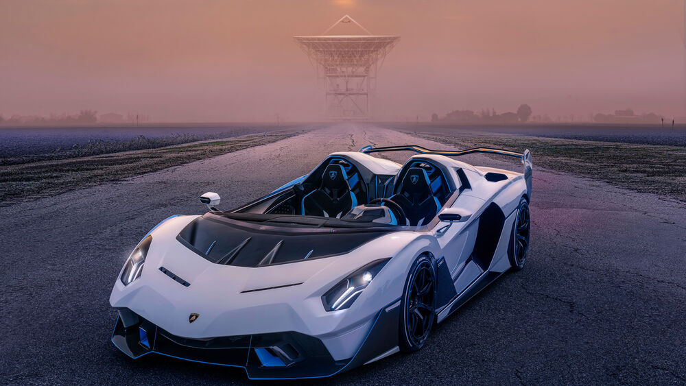 Обои для рабочего стола Lamborghini SC20 белого цвета, стоит на старой взлетной полосе
