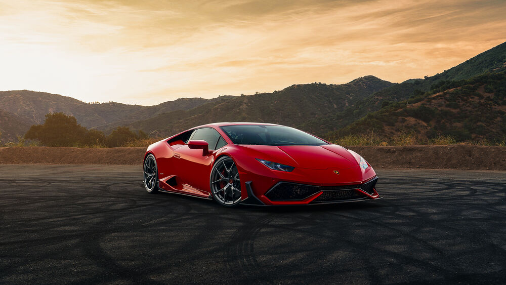 Обои для рабочего стола Красный Lamborghini Huracan на фоне гор