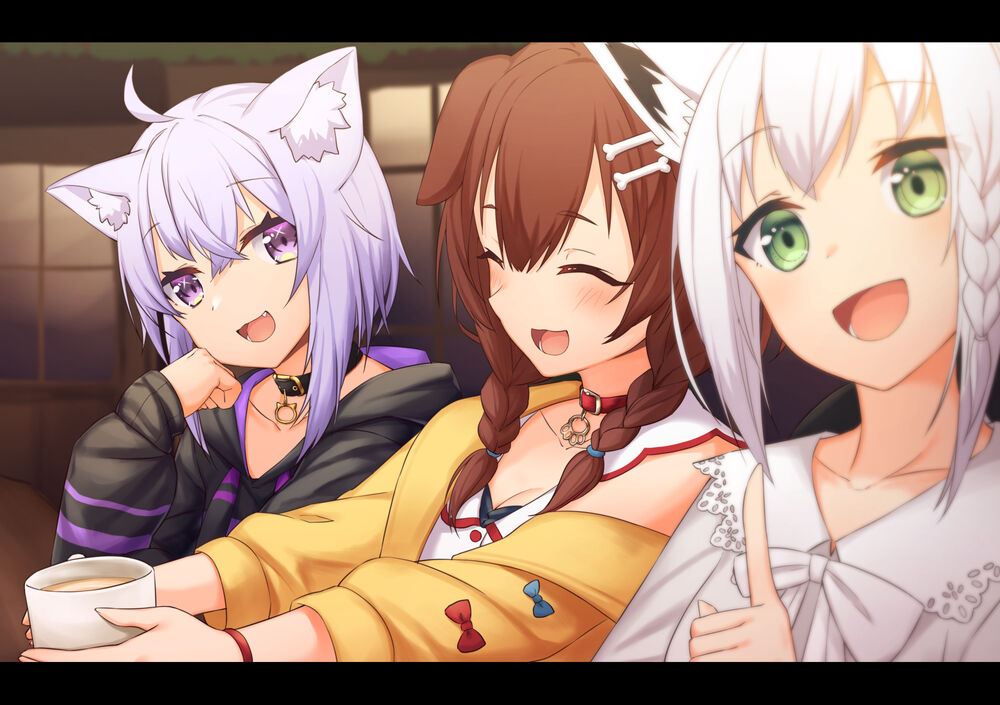 Обои для рабочего стола Okayu Nekomata / Окаю Нэкомата с кошачьими ушками-Virtual Youtuber / Виртуальный Ютубер, Korone Inugami / Коронэ Инугами с собачьими ушками-Virtual Youtuber / Виртуальный Ютубер и Fubuki Shirakami / Фубуки Сираками с лисьими ушками, персонажи из аниме Holo no Graffiti / Граффити Холо в комнате