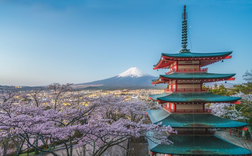Обои для рабочего стола Пятиярусная пагода Senso-ji на фоне Фудзиямы весной, Япония / Japan