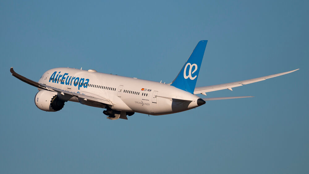 Обои для рабочего стола Лайнер Air Europa взлетел