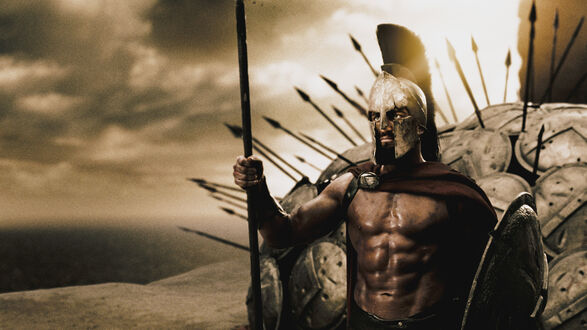 Обои на рабочий стол Джерард Батлер в роли царя Леонида в фильме 300 спартанцев с копьем на фоне щитов копий и неба