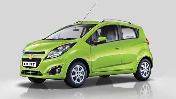 Обои на рабочий стол Chevrolet Spark 2014 салатового цвета на белом фоне