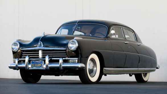 Обои на рабочий стол Ретро автомобиль Fabulous Hudson Hornet стоит на дороге