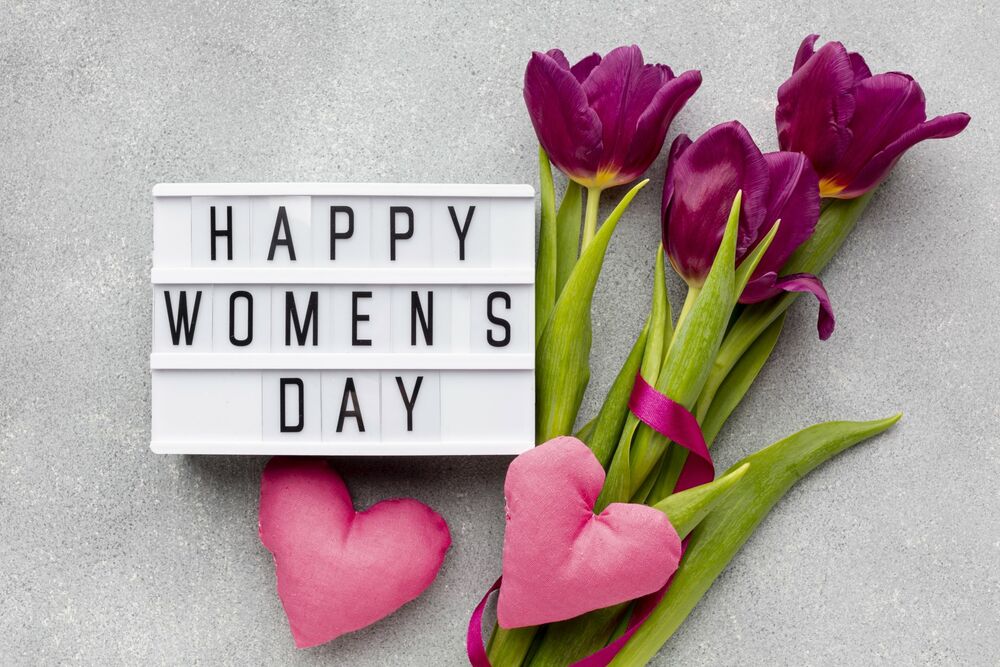 Обои для рабочего стола Тюльпаны с сердечками на сером фоне (Happy Womens day)