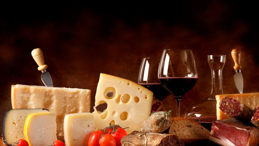 Обои для рабочего стола Натюрморт из наборы сыров с мясными деликатесами и багетами с вином