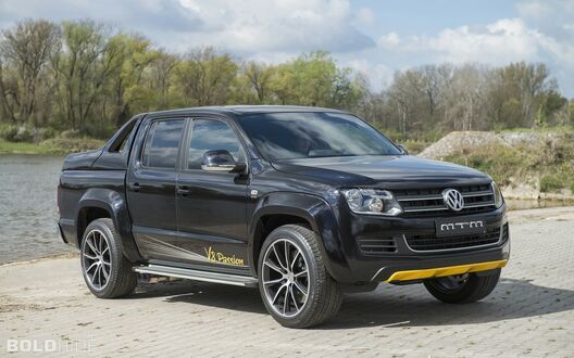 Обои на рабочий стол Пикап VW Amarok (тюнинг MTM) на берегу водоема